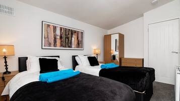 House | 3 bedrooms, desk