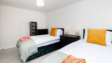 House | 3 bedrooms, desk