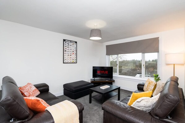 House | 3 bedrooms, desk - 3 Bed House-free Parking-6beds (Glasgow)
