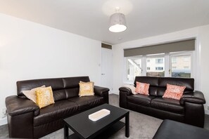 House | 3 bedrooms, desk - 3 Bed House-free Parking-6beds (Glasgow)