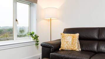 House | 3 bilik tidur, meja