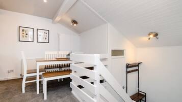 House | 3 bilik tidur, meja