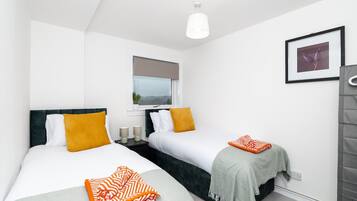 House | 3 bilik tidur, meja