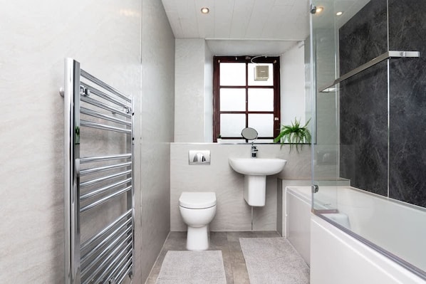 Apartment | 2 bedrooms, desk - 2 Bed Flat-ground Floor-parking (Dundee)