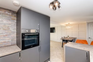 Appartamento | 5 camere, una scrivania