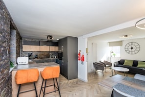 Appartamento | 5 camere, una scrivania