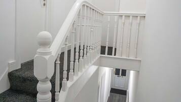 House | 4 bedrooms, desk