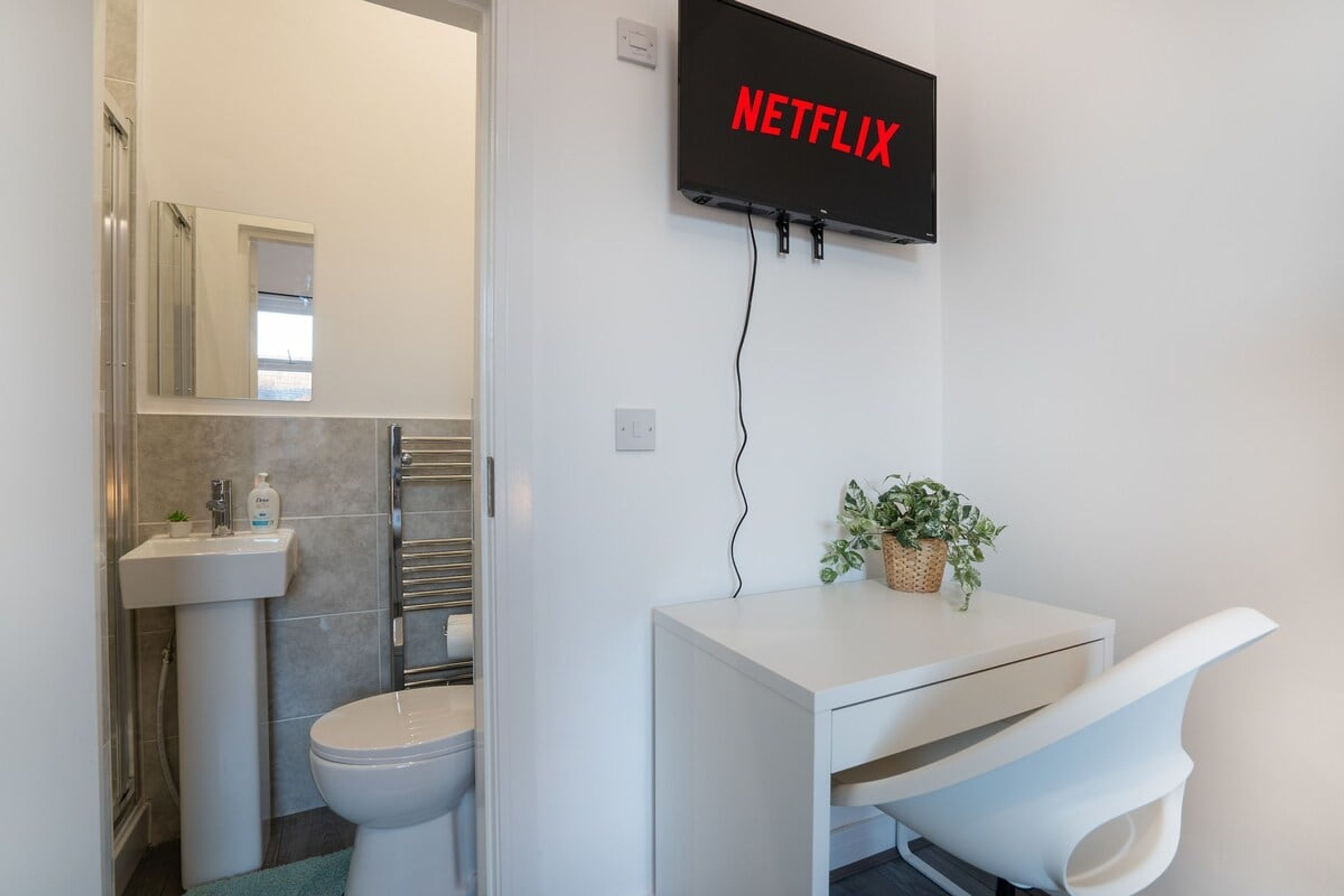 House | 4 bedrooms, desk