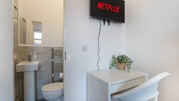 House | 4 bedrooms, desk