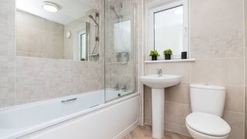 House | 3 bedrooms, desk