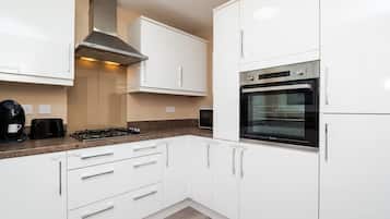 House | 3 bedrooms, desk