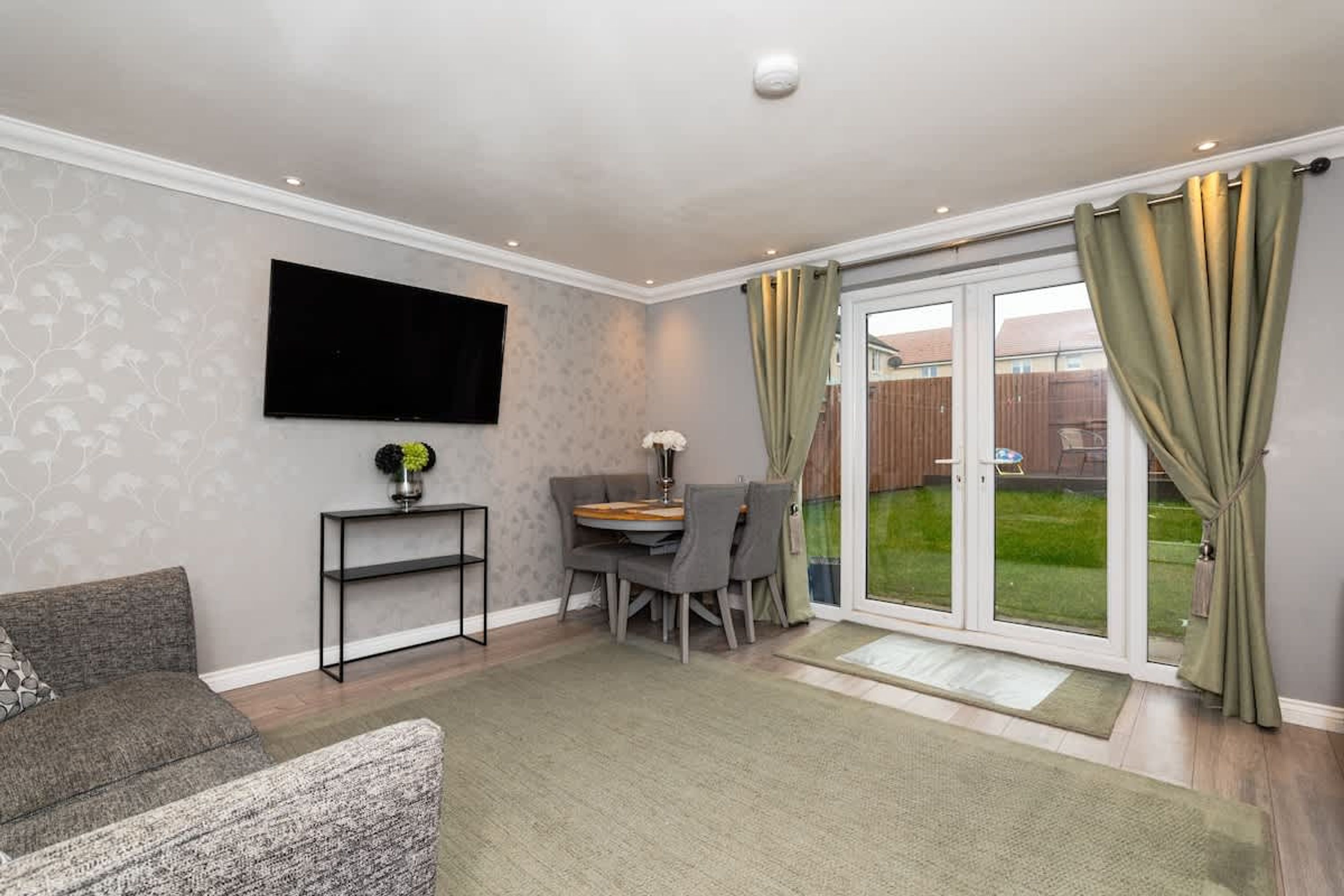 House | 3 bedrooms, desk