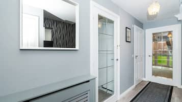 House | 3 bedrooms, desk
