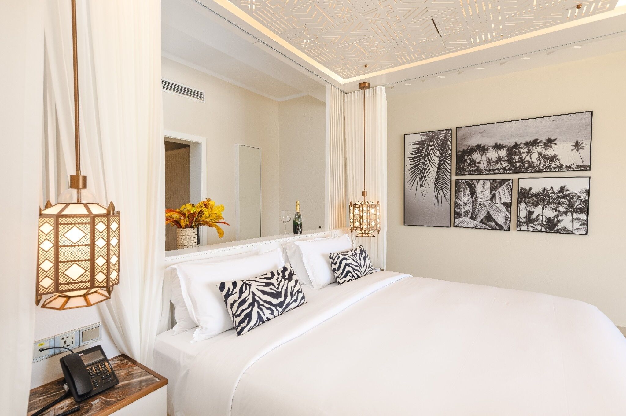 Caja de seguridad en la habitación y escritorio 