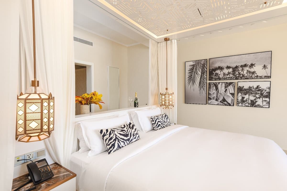 Caja de seguridad en la habitación y escritorio