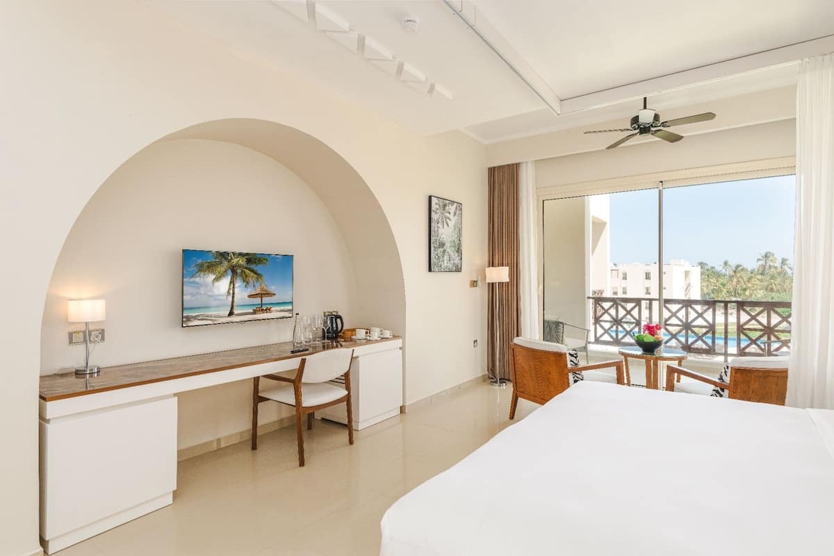 Caja de seguridad en la habitación y escritorio