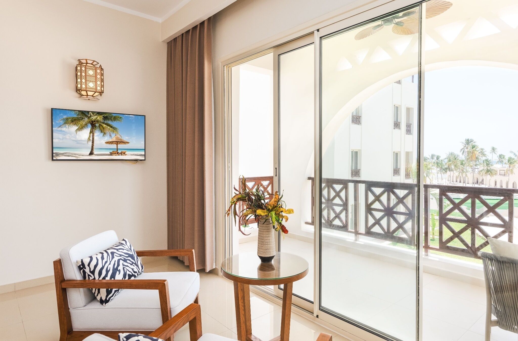 Caja de seguridad en la habitación y escritorio 