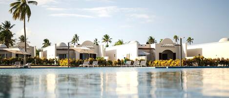 2 piscinas al aire libre