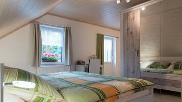 2 Schlafzimmer, Schreibtisch, Reisekinderbett, kostenloses WLAN