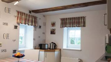 Kühlschrank, Mikrowelle, Herdplatte, Geschirrspüler