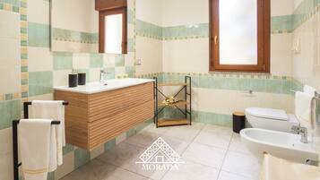 Doccia, asciugacapelli, bidet, asciugamani
