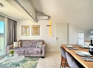 Apartamento (One-Bedroom Apartment With Terrace An) | Sala de estar | TV de tela plana 32 polegadas com canais via satélite