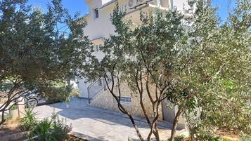 Apartment (One-Bedroom Apartment With Terrace An) | Exterior