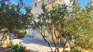 Apartment (Two-Bedroom Apartment With Balcony An) | Exterior