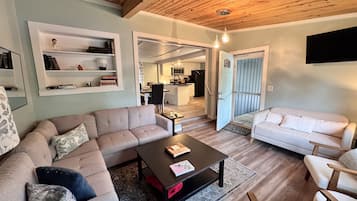 Älytelevisio, kirjoja, työhuone