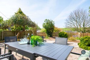 Outdoor dining - Bay Tree Cottage - Three Bedroom Cottage, Sleeps 5 (Burton Bradstock)
