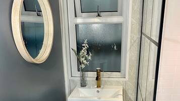 Deluxe Tent, Lake View | Bathroom