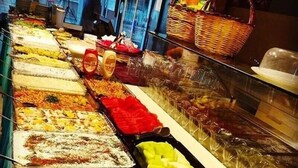 En buffet med et udvalg af mad, herunder pasta, salater og frugt.