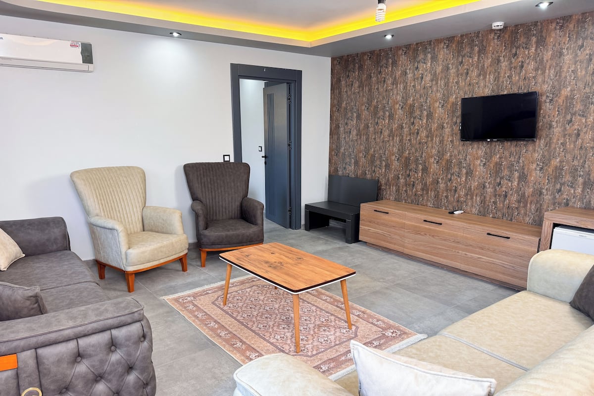 Comfort Suite, Balcony, City View | Living area