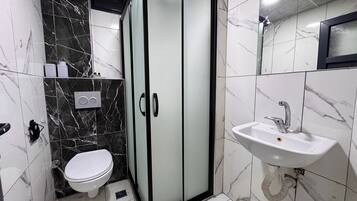 Douche, sèche-cheveux, serviettes fournies, savon