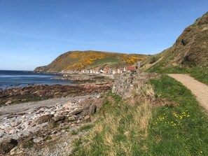 On the beach, sun loungers - Charming fishermans’ cottage in picturesque Crovie (Gardenstown)