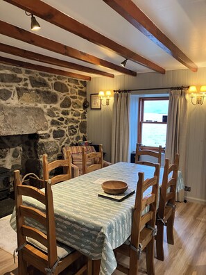 Dining - Charming fishermans’ cottage in picturesque Crovie (Gardenstown)