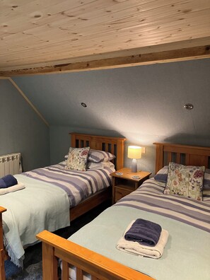 2 bedrooms, iron/ironing board, free WiFi, bed sheets - Charming fishermans’ cottage in picturesque Crovie (Gardenstown)