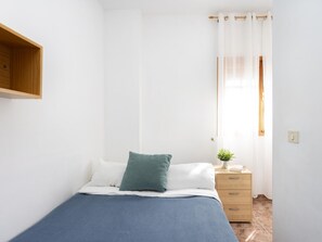 4 habitaciones, tabla de planchar con plancha, internet y ropa de cama 