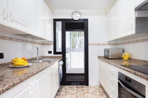 Fridge, microwave, oven, coffee/tea maker