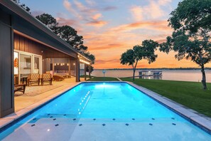 Utomhuspool och uppvärmd pool