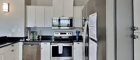 Kylskåp, mikrovågsugn, ugn och spishäll