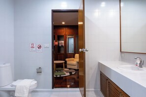 家庭套房, 花園景 | 浴室 | 淋浴設備、免費梳洗用品、風筒、提供毛巾