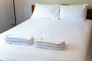 Desk, free WiFi, bed sheets - Seven Rabbit House (Bangkok)
