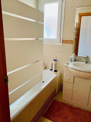 Dusche, Whirlpool, Haartrockner, Bidet