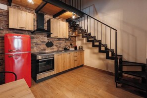 Fridge, oven, stovetop, coffee/tea maker