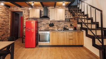 Fridge, oven, stovetop, coffee/tea maker