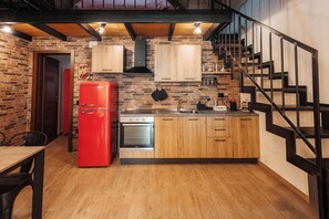 Fridge, oven, stovetop, coffee/tea maker