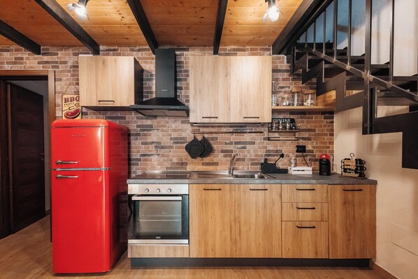 Fridge, oven, stovetop, coffee/tea maker