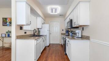 冰箱、微波炉、烤箱、炉灶