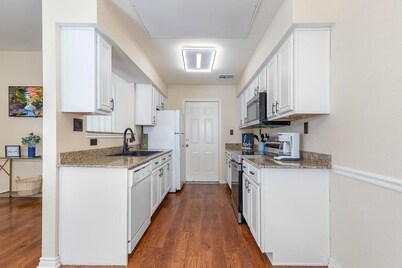 Monkey Island Getaway - Cozy 2BR Condo w/ Pool & Lake access